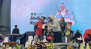 MTRN memberikan merchandise kepada bikers, pada acara Riding Bersama Depok Maju (01/05/2026).